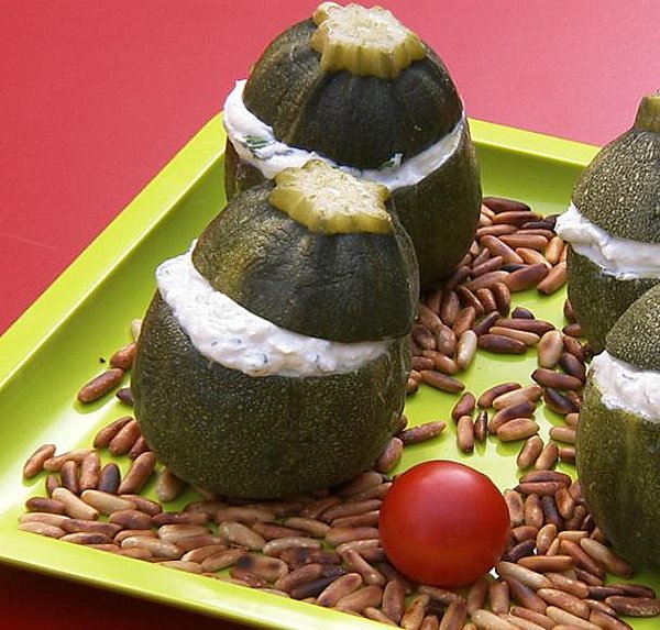 Le petit cochonnet en tomate cerise indique la direction aux courgettes rondes