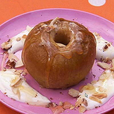 Cuite au four, la pomme prend une jolie couleur caramélisée