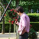 Alexis admire son travail rouge amour