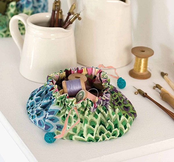 6- Mini pochon pour bobines de fils multicolores