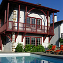 La piscine, petit joyau bleu sur la terrasse