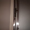 Le poids du blindage est tel, qu'il nécessite un remplacement des paumelles