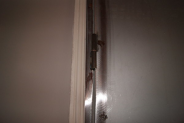 Le poids du blindage est tel, qu'il nécessite un remplacement des paumelles