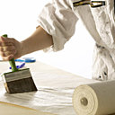 L'encollage du papier peint est une étape importante