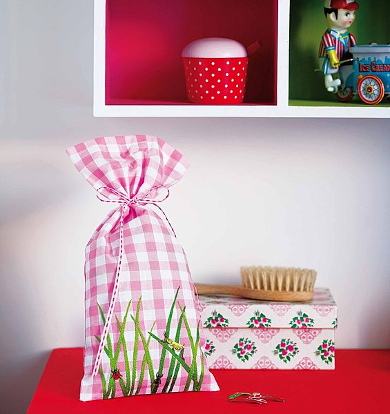 Petit sac en vichy rebrodé d'insectes.