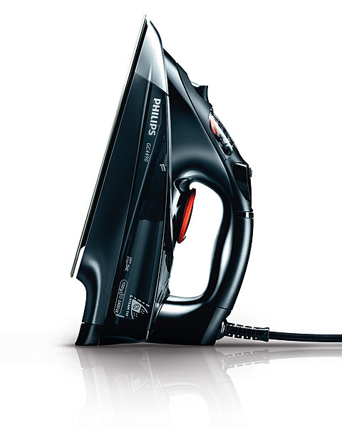 Ses fentes extra-larges à la pointe délivrent une vapeur en diagonale. Débit 40 g/min. Fonction pressing 120 g/min. Système anticalcaire. Azur. GC4490. Philips.