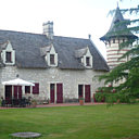 La façade sud de La Chouannière donne sur la forêt