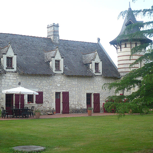 La façade sud de La Chouannière donne sur la forêt