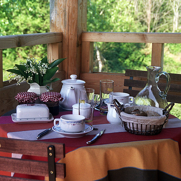 Petit déjeuner avec confitures maison à prendre sur le balcon, un vrai bonheur