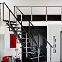 Un escalier très contemporain. Modèle droit à limon central. Marches en métal gaufré. City. Lapeyre. Un escalier très contemporain. Modèle droit à limon central. Marches en métal gaufré. City. Lapeyre.