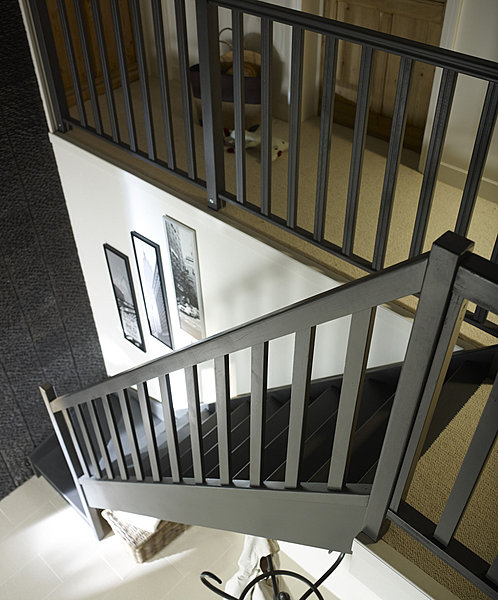 Cet escalier droit est en sapin. Il comprend 13 marches. Existe aussi en version quart tournant. Castorama.