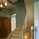 Inspiré des escaliers à vis d'autrefois, un escalier réalisé en ciment armé, teinté et traité de manière à imiter la pierre de taille. Bieswesch. Inspiré des escaliers à vis d'autrefois, un escalier réalisé en ciment armé, teinté et traité de manière à imiter la pierre de taille. Bieswesch.