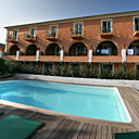 L'une des deux piscines de l'hôtel