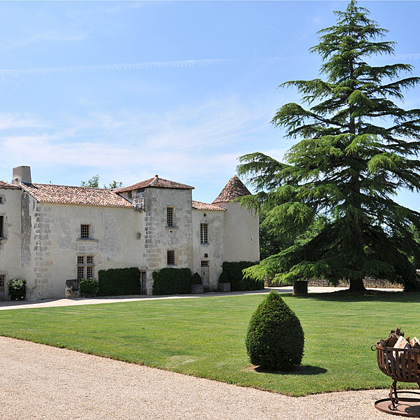 La cour du Logis de Puygaty