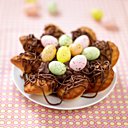 Petits oeufs de Pâques prêts à être couvés sur leur joli nid chocolaté