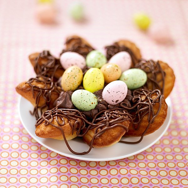 Petits oeufs de Pâques prêts à être couvés sur leur joli nid chocolaté