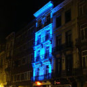 De nuit, impossible de ne pas reconnaître le Pacific Café Hôtel