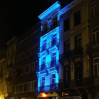 De nuit, impossible de ne pas reconnaître le Pacific Café Hôtel