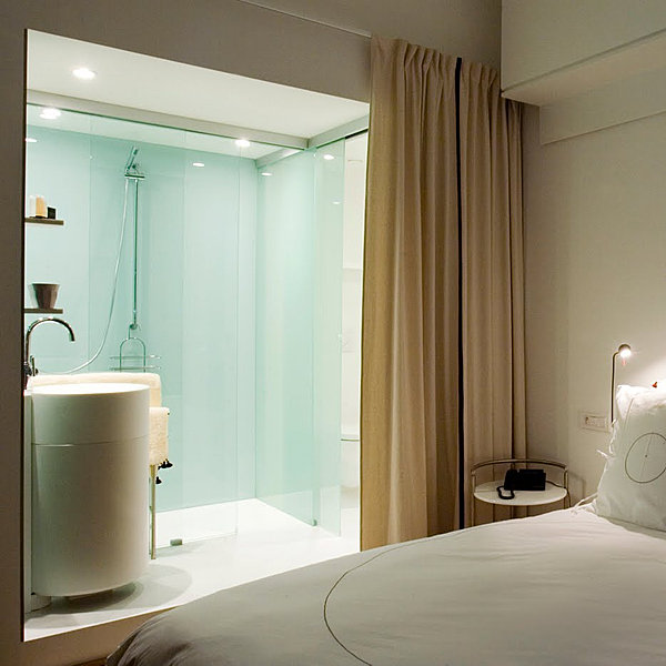 La salle de bains est accolée à la chambre