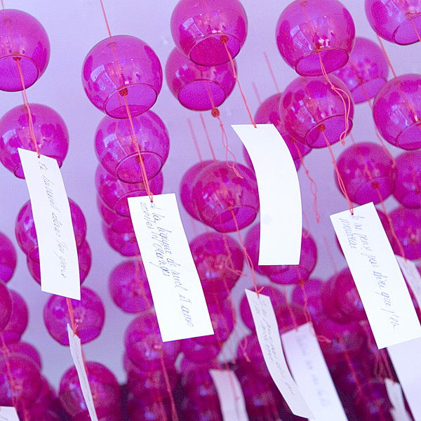 Les petits mots doux flottent au-dessus du lit