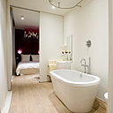 Vue sur une chambre depuis la salle de bains