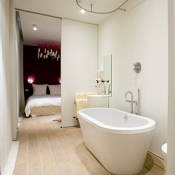 Vue sur une chambre depuis la salle de bains