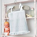 Un débardeur en broderie anglaise.