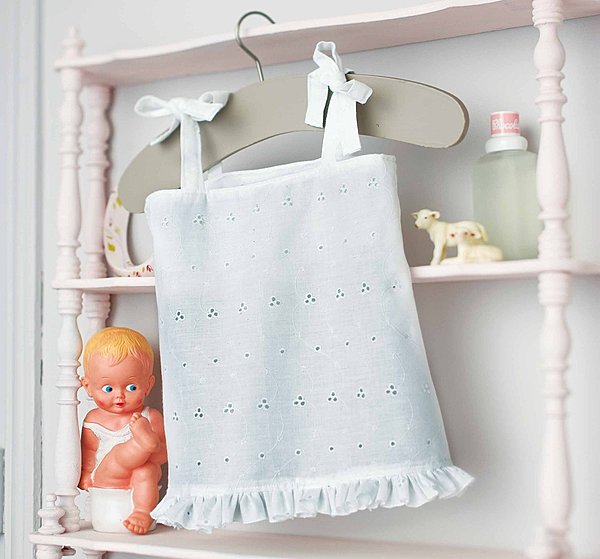 Un débardeur en broderie anglaise.