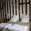 Les poutres apparentes donnent tout leur charme à cette petite chambre Les poutres apparentes donnent tout leur charme à cette petite chambre