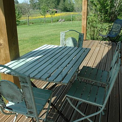 Sur la terrasse d'un chalet