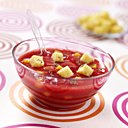 Pour changer de l'éternel gaspacho aux tomates et poivrons, voici une version sucrée avec fruits rouges et dés de quatre-quarts en guise de croûtons !