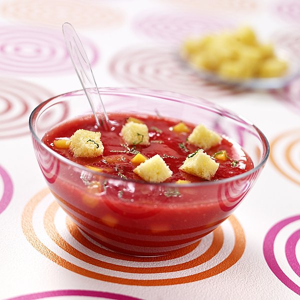 Pour changer de l'éternel gaspacho aux tomates et poivrons, voici une version sucrée avec fruits rouges et dés de quatre-quarts en guise de croûtons !