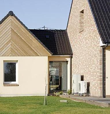 Le long d'une façade de la maison, la pompe à chaleur sait se faire oublier, Daikin