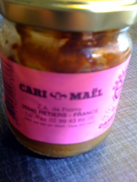 Ce "cari maël " qui donne une petite touche de plus qu'un banal curry se trouve dans les bonnes épiceries exotiques.