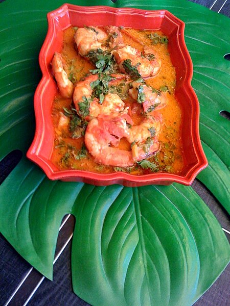 ce curry de crevettes au lait de coco est tout aussi délicieux avec de belles gambas