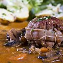 Habituellement cuit au vin blanc, le veau se marie aussi parfaitement à une cuisson lente au vin rouge et accompagné de champignons de Paris et olives vertes