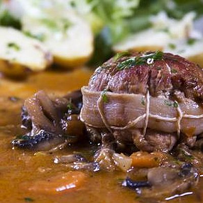 Habituellement cuit au vin blanc, le veau se marie aussi parfaitement à une cuisson lente au vin rouge et accompagné de champignons de Paris et olives vertes