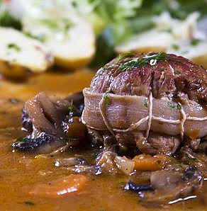 Habituellement cuit au vin blanc, le veau se marie aussi parfaitement à une cuisson lente au vin rouge et accompagné de champignons de Paris et olives vertes