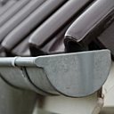 Une jolie gouttière bien rénovée évitera les fuites, permettra à l'eau de s'écouler parfaitement et servira de promenade aux chats du même nom