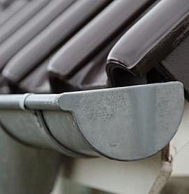 Une jolie gouttière bien rénovée évitera les fuites, permettra à l'eau de s'écouler parfaitement et servira de promenade aux chats du même nom