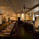 La décoration contemporaine marie coloris sombres et pierre apparente