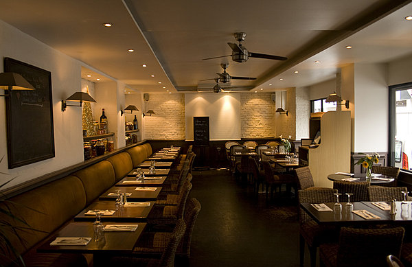 La décoration contemporaine marie coloris sombres et pierre apparente