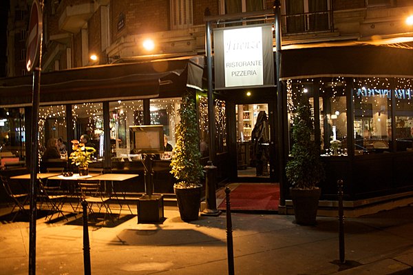 Quand les beaux jours arrivent, on dîne en terrasse, avec vue sur la Tour Eiffel