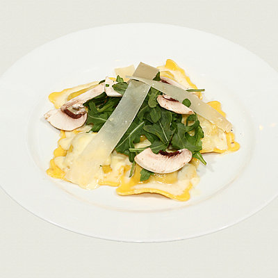 Avec les champignons frais et la roquette, les raviolis ai funghi porcini: de savoureux arômes Avec les champignons frais et la roquette, les raviolis ai funghi porcini: de savoureux arômes