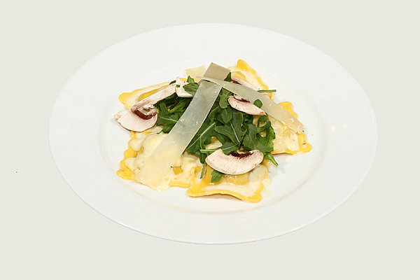 Avec les champignons frais et la roquette, les raviolis ai funghi porcini: de savoureux arômes
