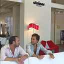 Les fondateurs, chemises ouvertes devant le célèbre fauteuil Zen