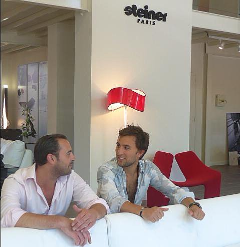 Les fondateurs, chemises ouvertes devant le célèbre fauteuil Zen