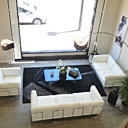 Les canapés sont mis en situation avec luminaires, tables basses et tapis