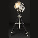 Le lampadaire Polaris, véritable projecteur avec sa tête pivotante chromée