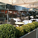 La terrasse du Publicis Drugstore prend place sur les Champs lorsque le temps s'y prête